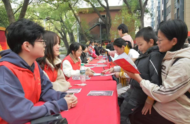 乳头高潮-女性乳头高潮
法学院学子为社区群众送上“家门口的宪法课”